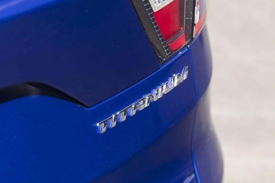 Логотип Ford Escape Titanium 2016 года  (AU) (фото 22 из 40)